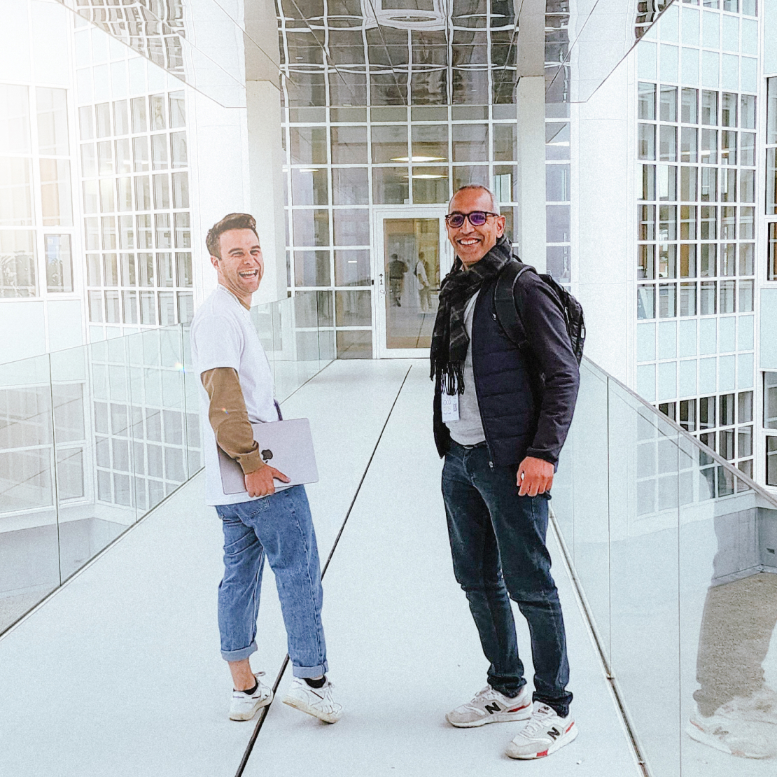 Quentin Lavallée-Bourdeau et Abdel dans un couloir extérieur blanc d'un bâtiment Quentin Lavallée-Bourdeau et Abdel dans un couloir extérieur blanc d'un bâtiment